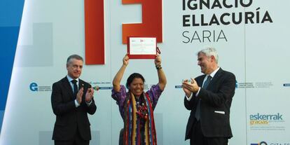 Lolita Chavez recoge el premio de manos del lehendakai, Íñigo Urkullu.