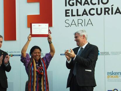 Lolita Chavez recoge el premio de manos del lehendakai, Íñigo Urkullu.