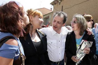 Un soltero, con dos de las mujeres que acudieron a Villafrechós.