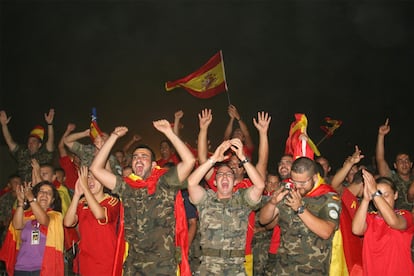 Los soldados españoles en Libano vitorean a la selección española.