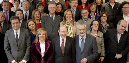 Foto de familia de la nueva ejecutiva del PSOE tras la primera reunión.