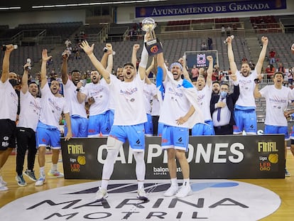 La plantilla del Breogán celebra el ascenso a la ACB y el título de la Leb Oro. feb