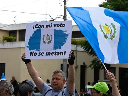 Protesta en el exterior del Tribunal Supremo Electoral este domingo en Ciudad de Guatemala.