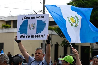 Protesta en el exterior del Tribunal Supremo Electoral este domingo en Ciudad de Guatemala.