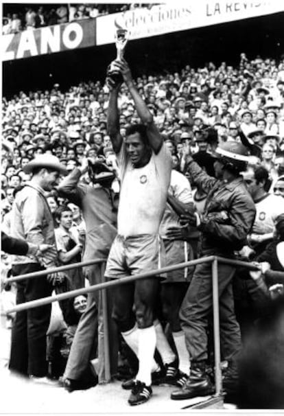 Carlos Alberto levanta el trofeo del Mundial de 1970.