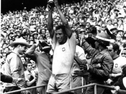Carlos Alberto levanta o troféu do Mundial de 1970.