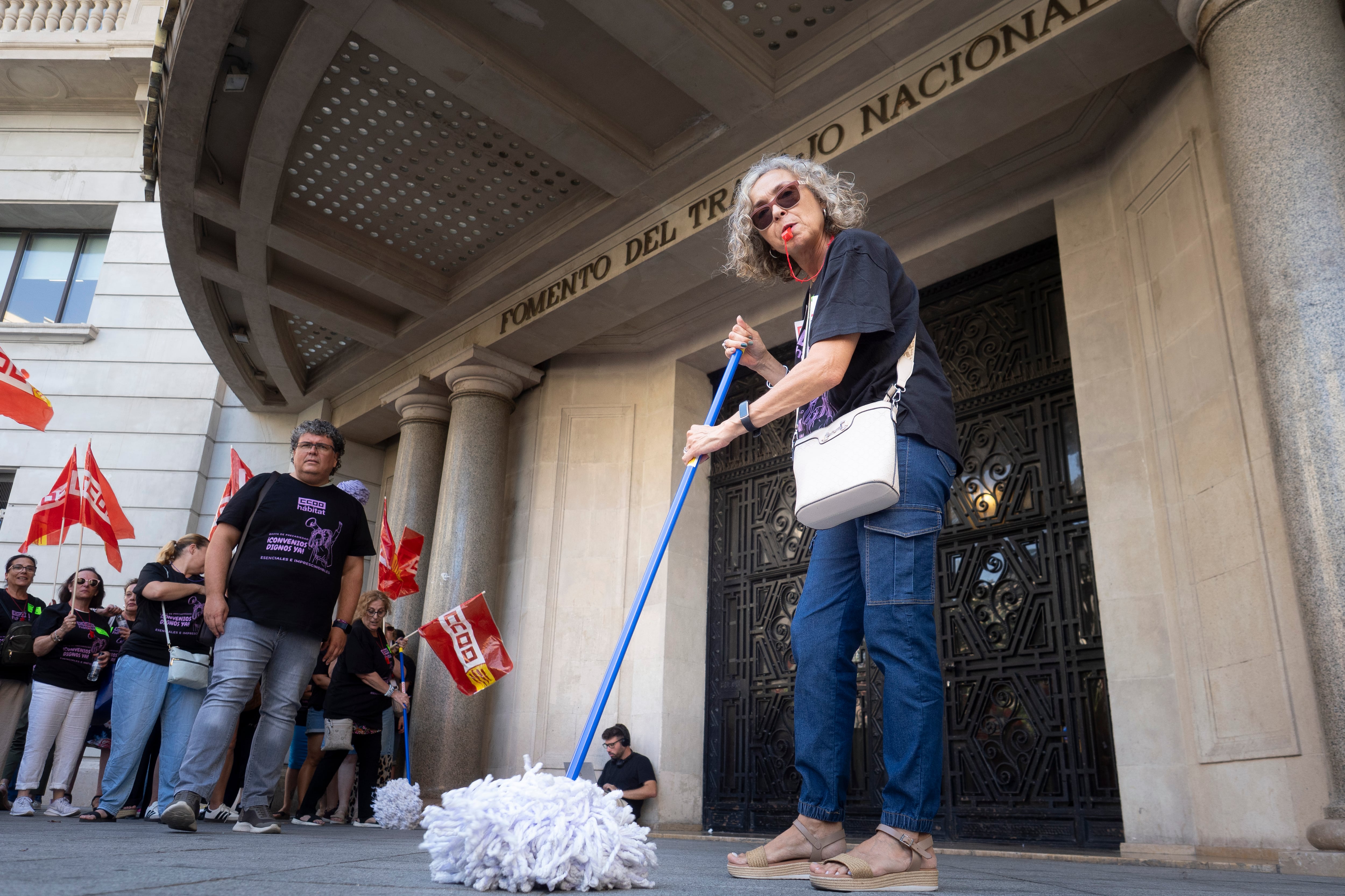Trabajadoras de la limpieza frente a la sede de Foment del Treball, este martes en Barcelona.