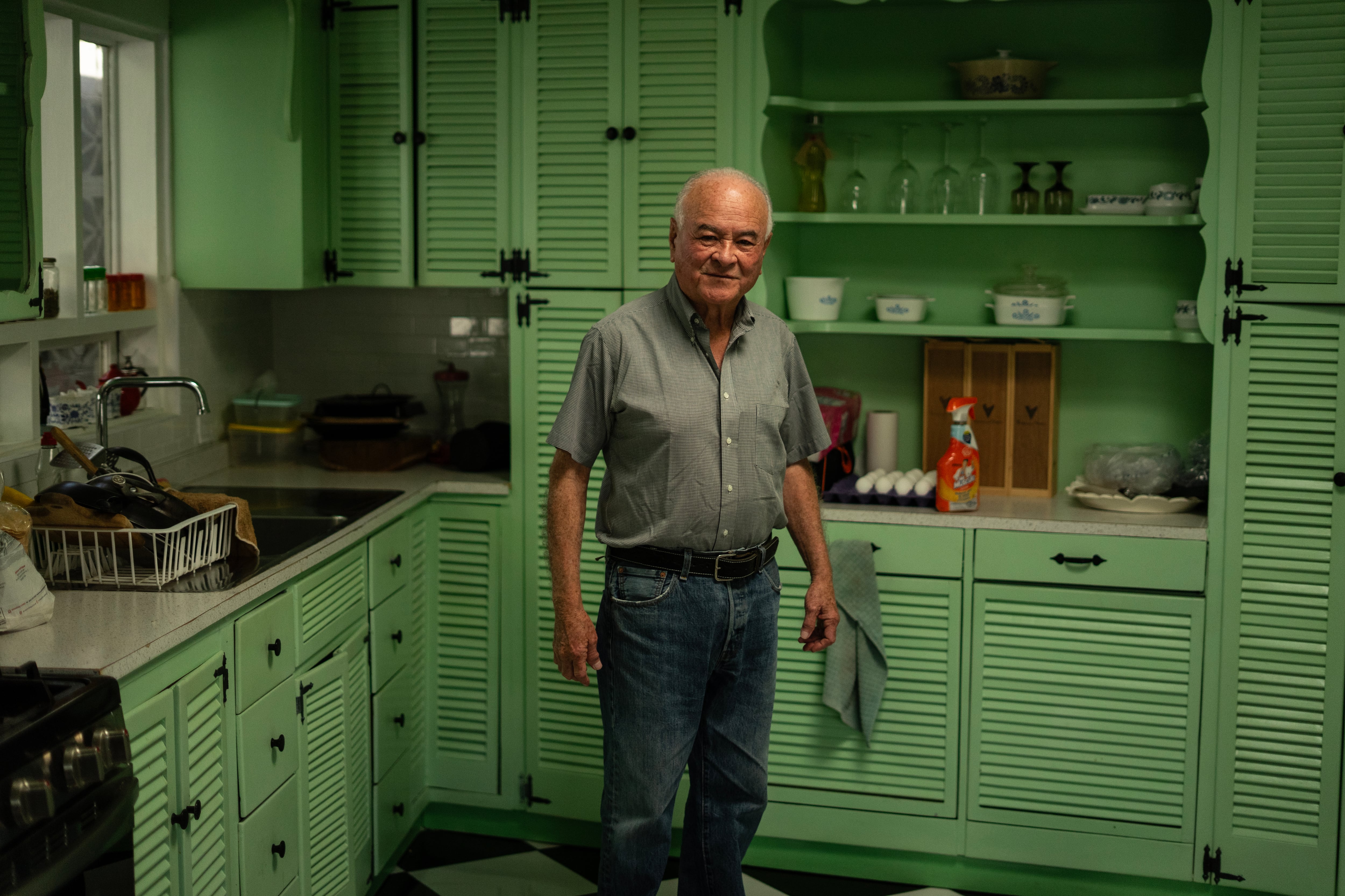 Ernesto Ruffo Appel en la cocina de la casa donde permanece en prisión domiciliara, en Ensenada, Baja California, el 2 de Octubre de 2026.