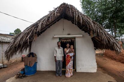 Gowaramma, Bopal y Vinu, el hijo de ambos, posan junto a la casita donde han vivido desde que se casaron, en Vedrahattie. Ellos son también beneficiarios de las colonias integradas de la FVF.