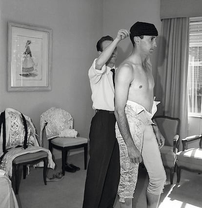 El torero Luis Miguel Dominguín se viste de luces en el hotel para su reaparición en los ruedos en 1957.