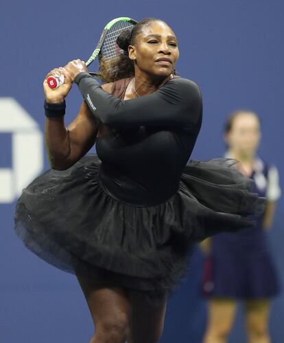 Esta vitória de Serena Williams, com novo uniforme, chega depois de um tuíte da lenda do tênis Billie Jean King, no qual criticou fortemente as declarações do presidente da Federação Francesa de Tênis. "A perseguição dos corpos das mulheres deve terminar. O talento excepcional que Serena Willliams oferece ao jogo merece respeito. As críticas sobre o que ela usa para trabalhar são verdadeiramente uma falta de respeito.”