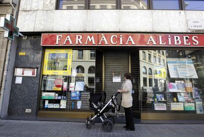 Imagen de archivo de una farmacia en el centro de Barcelona.