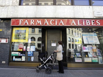 Imagen de archivo de una farmacia en el centro de Barcelona.
