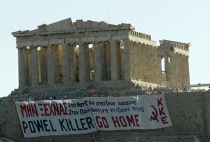 Pancarta colocada ayer en el Partenón de Atenas en la que puede leerse: "Powell, asesino, vete a casa".