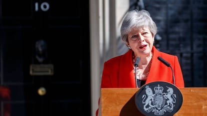 La primera ministra británica, Theresa May, anuncia su dimisión a las puetas del 10 de Downing Street en Londres.