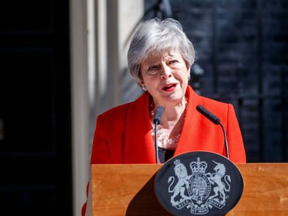 La primera ministra británica, Theresa May, anuncia su dimisión a las puetas del 10 de Downing Street en Londres.