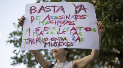 Imagen de una manifestante en una concentraci&oacute;n en los Juzgados de Violencia de G&eacute;nero de Sevilla. 