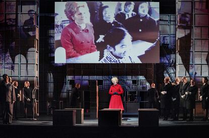 Imágenes reales en vídeo y recreación operística en el escenario en el aria de Pat Nixon del segundo acto de 'Nixon en China'.