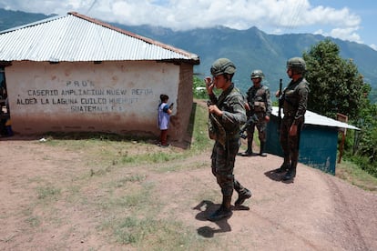 Soldados del ejército guatemalteco vigilan cerca de una escuela donde están los refugiados mexicanos, en Huehuetenango, localidad ubicada a 350 kilómetros de la Ciudad de Guatemala.
