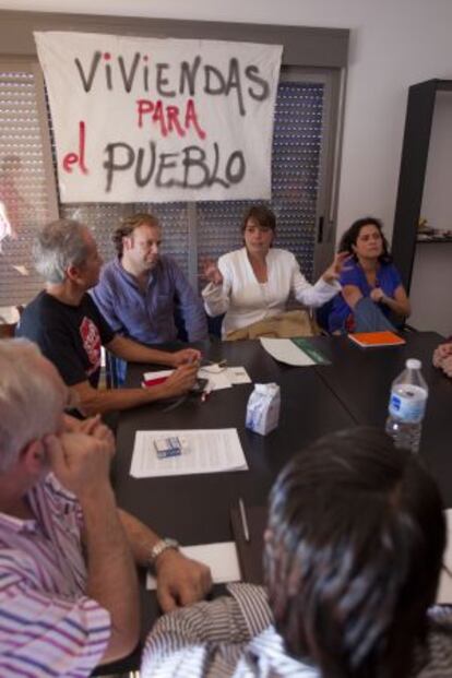 Elena Cortés, de blanco, en la corrala La Utopía en una reunión con los vecinos en junio de 2012.