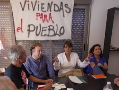 Elena Cortés, de blanco, en la corrala La Utopía en una reunión con los vecinos en junio de 2012.