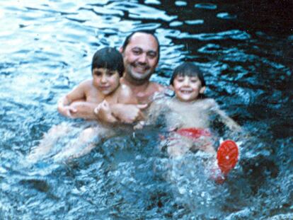 Ramiro Álvarez y sus dos hijos, Luis Ramiro y Diana, en una foto sin fechar del álbum familiar.