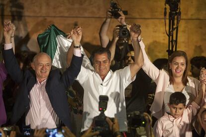 El candidato independiente Jaime Rodríguez, conocido como 'El Bronco', celebra los resultados en la ciudad de Monterrey, donde aseguró tener ventaja en las encuestas para convertirse en gobernador del norteño Estado de Nuevo León.