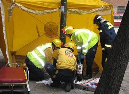 Los médicos del Samur tratan de reanimar al anciano en plena calle.