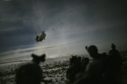 Un helicóptero chinook aterriza para recoger a los soldados estadounidenses en Yahya Khel (Afganistán), el 21 de febrero de 2011.