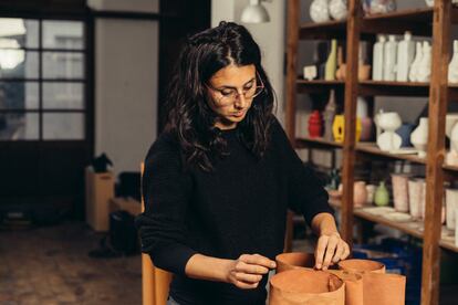 La artista Irene Grau trabajando en su obra 'Todas las formas'.