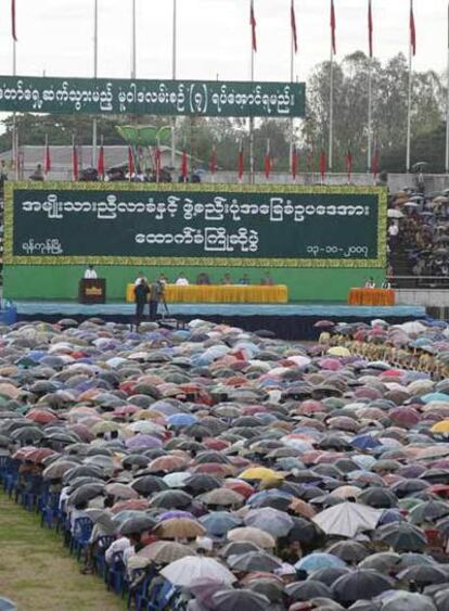 Manifestación en favor del Gobierno birmano, ayer en la antigua capital, Yangón.