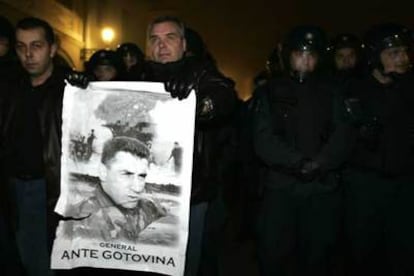 Veteranos de guerra protestan en Zagreb contra la detención del general Ante Gotovina.
