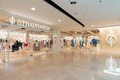 Tienda Stradivarius en el centro comercial Maremagnum, de Barcelona.