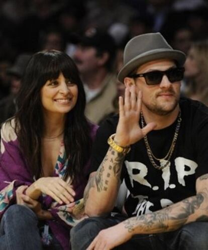 Nicole Richie y Joel Madden en un partido de baloncesto en Los Ángeles, el 29 de diciembre de 2009