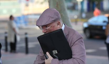 José Villarejo, als jutjats de la plaça de Castilla.