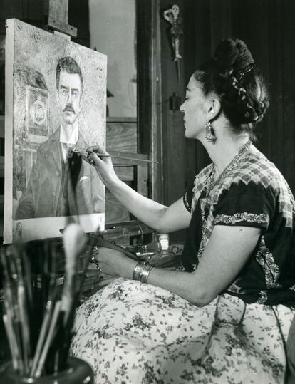 Frida pintando el retrato de su padre en 1951.