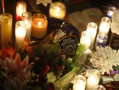 Flores y velas recuerdan a los polic&iacute;as muertos en el lugar donde fueron tiroteados en Brooklyn