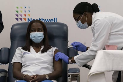 Sandra Lindsay recebe a primeira injeção administrada nos EUA, nesta segunda-feira, no Long Island Jewish Medical Center de Nova York.