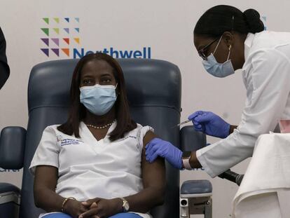 Sandra Lindsay recebe a primeira injeção administrada nos EUA, nesta segunda-feira, no Long Island Jewish Medical Center de Nova York.