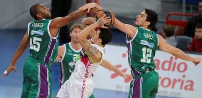 James es taponado por Granger y Súarez en el encuentro disputado este viernes en Vitoria.
