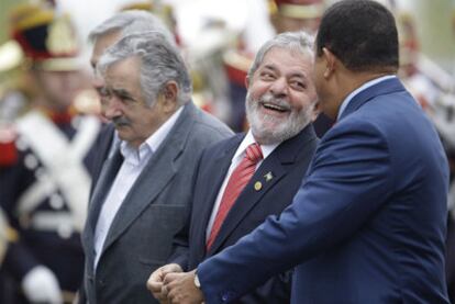 Lula da Silva (centro) charla con Hugo Chávez, en presencia del presidente de Uruguay, Jose Mujica.