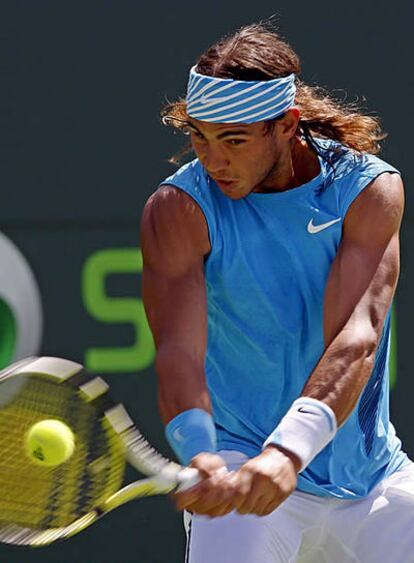 Rafa Nadal golpea la pelota.