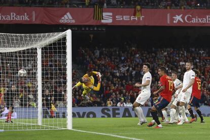 El jugador de la selección española, Paco Alcácer, marcar el primer gol para su equipo.