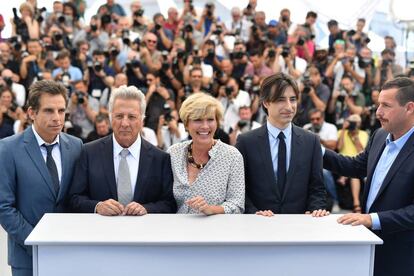 Ben Stiller, Dustin Hoffman, Emma Thompson, y el director Noah Baumbach junto a Adam Sandler en la presentación de la película 'The Meyerowitz Stories'.