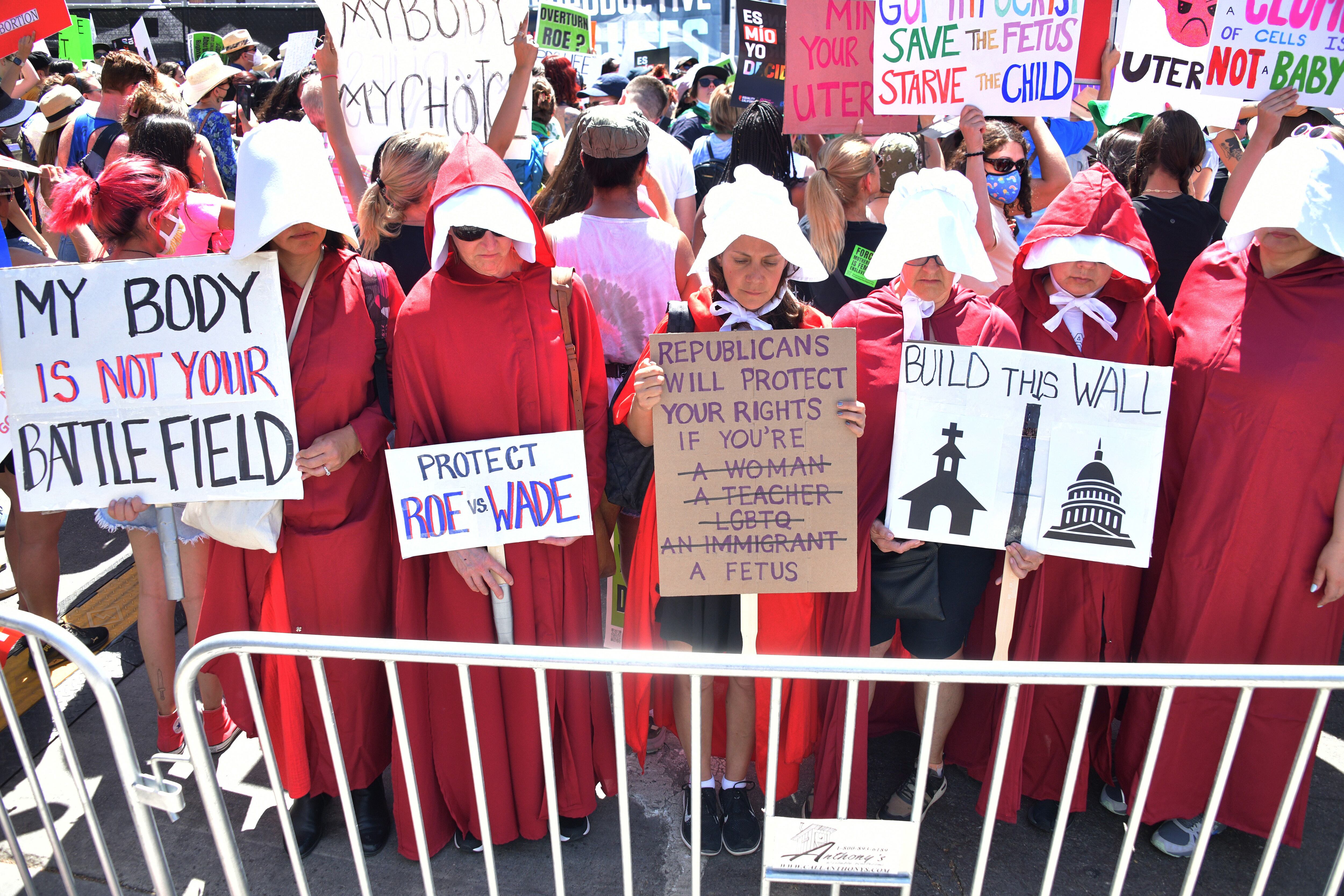 Activistas por el derecho al aborto se manifestaban caracterizadas como personajes de 'El cuento de la criada', el 14 de mayo en Los Ángeles.