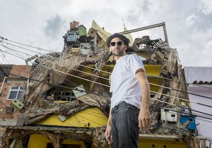 O artista francês frente à Casa Amarela, seu projeto social no morro da Providência, a primeira favela do Rio de Janeiro.