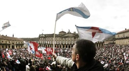 Los manifestantes abarrotan la Praza do Obradoiro, en la que no pudieron entrar todos los participantes en la multitudinaria protesta.