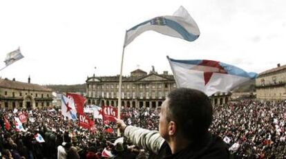 Los manifestantes abarrotan la Praza do Obradoiro, en la que no pudieron entrar todos los participantes en la multitudinaria protesta.