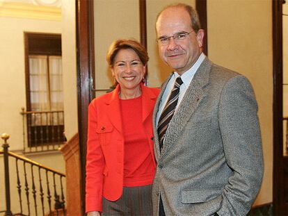 Magdalena Álvarez y Manuel Chaves, ayer, al término de la reunión en el Palacio de San Telmo (Sevilla).