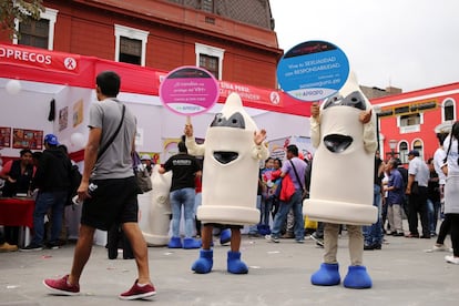 ONUSIDA ha liderado la campaña por el Día Mundial del SIDA desde su lanzamiento en 2004. En la imagen, dos personas disfrazas de preservativo durante una campaña en Lima (Perú), en 2016.